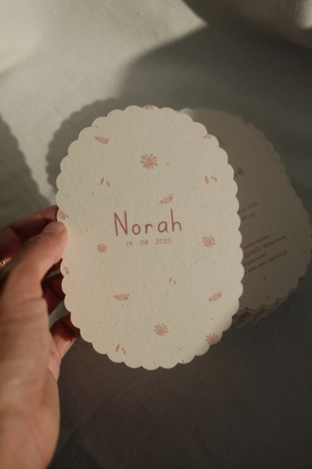 Geboortekaartje ovaal kartel meisje met bloemetjes