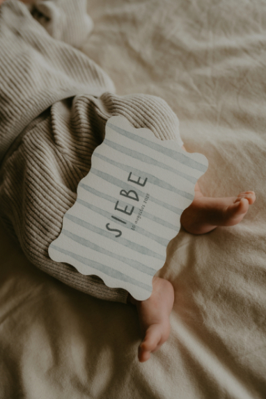 Geboortekaartje in golvende vorm met blauwe strepen 