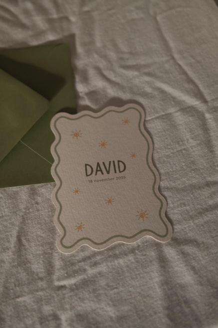 Geboortekaartje wave vorm jongen, groen omlijning