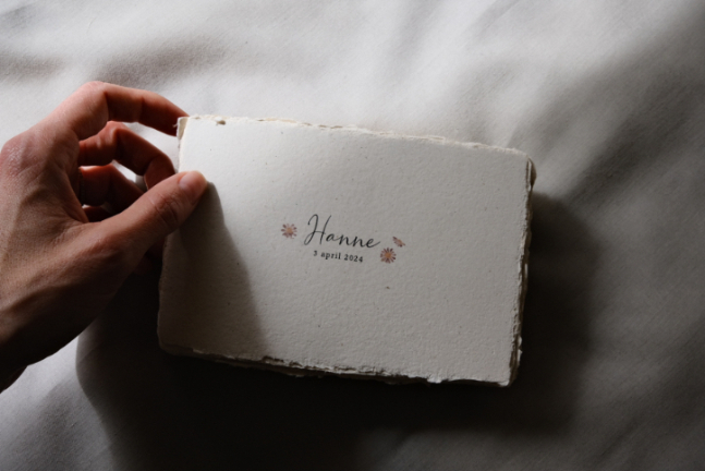 Handgeschept geboortekaartje met grove randjes en minimalistisch ontwerp