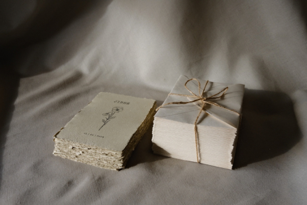 Handgeschepte geboortekaartje olijfgroen