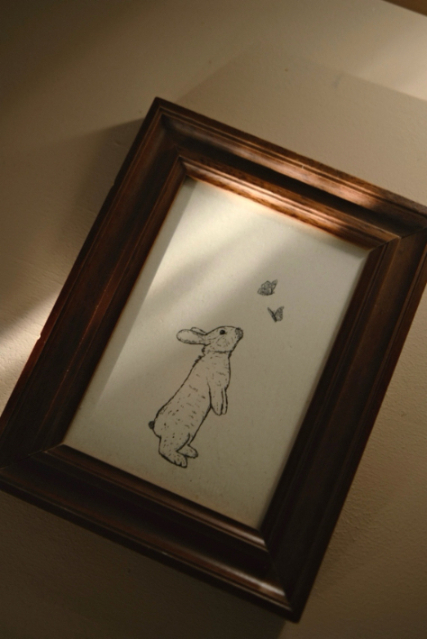 Bruine vintage lijst met schets van een konijntje