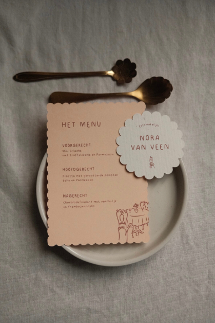 Menukaart abrikoos met kartelrand en klein naamkaartje in bloem vorm