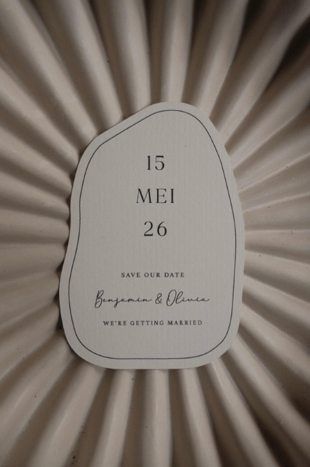 Save the date unieke vorm, vintage look