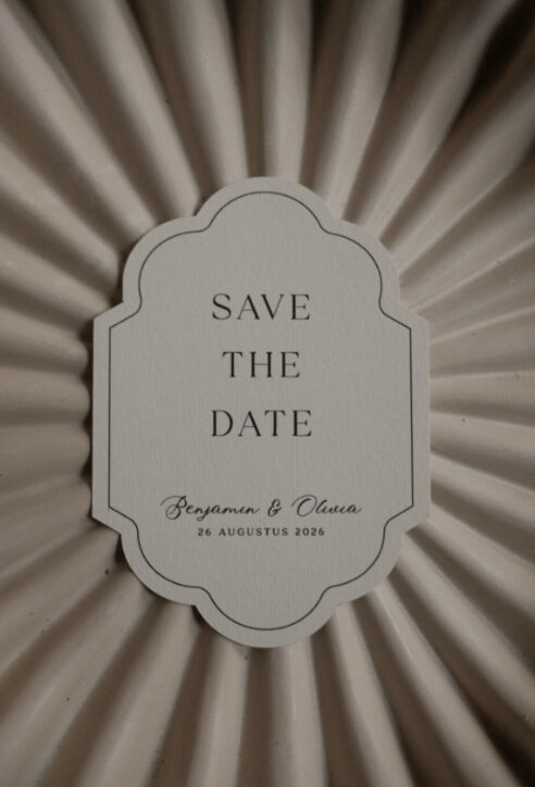 Save the date vintage vorm met een omlijning in zwart en strakke lettertype