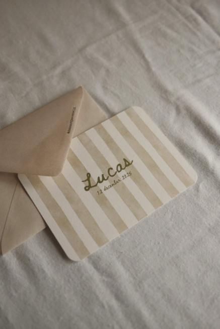 Streepjes geboortekaartje met ronde hoeken