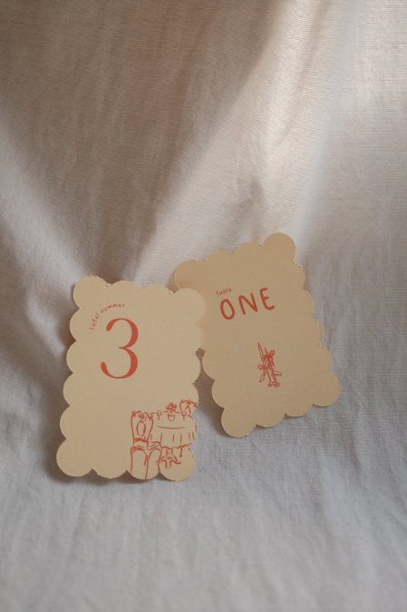 Tafelkaarten in bobbel vorm en geel papier