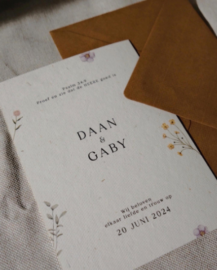 Save the date met minimalistische bloemen