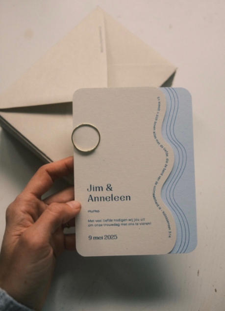 Een trouwkaart die speels is in vorm met blauw en offwhite is en met een lijnenstructuur