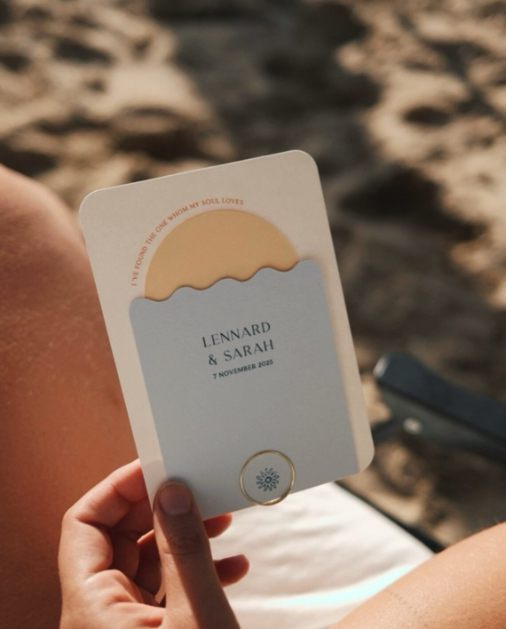 Trouwkaart in vorm zonsopgang met 3 kaarten. Blauw, geel en wit als lucht. 